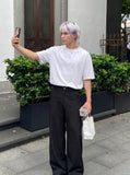 DAXUEN Men's short-sleeved loose fit t-shirt with distressed details — model photo
