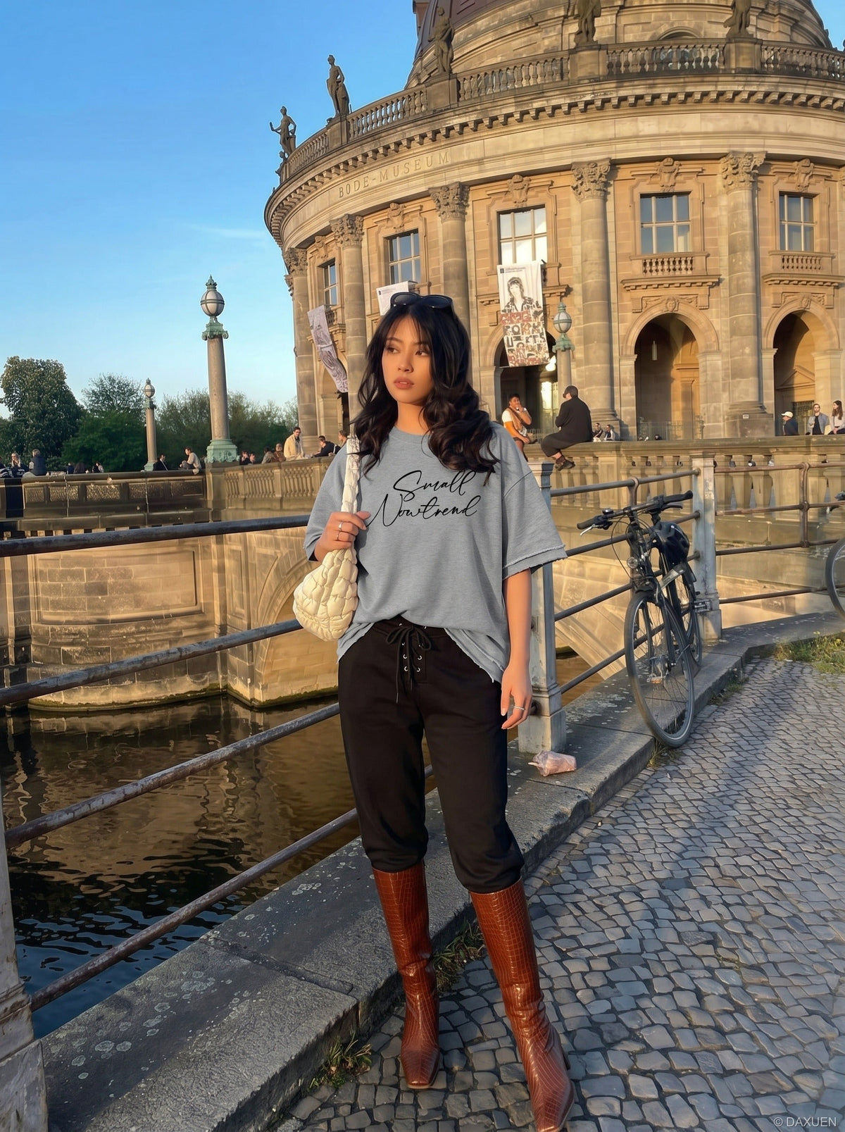 DAXUEN Oversized short-sleeved t-shirt with script print — model photo