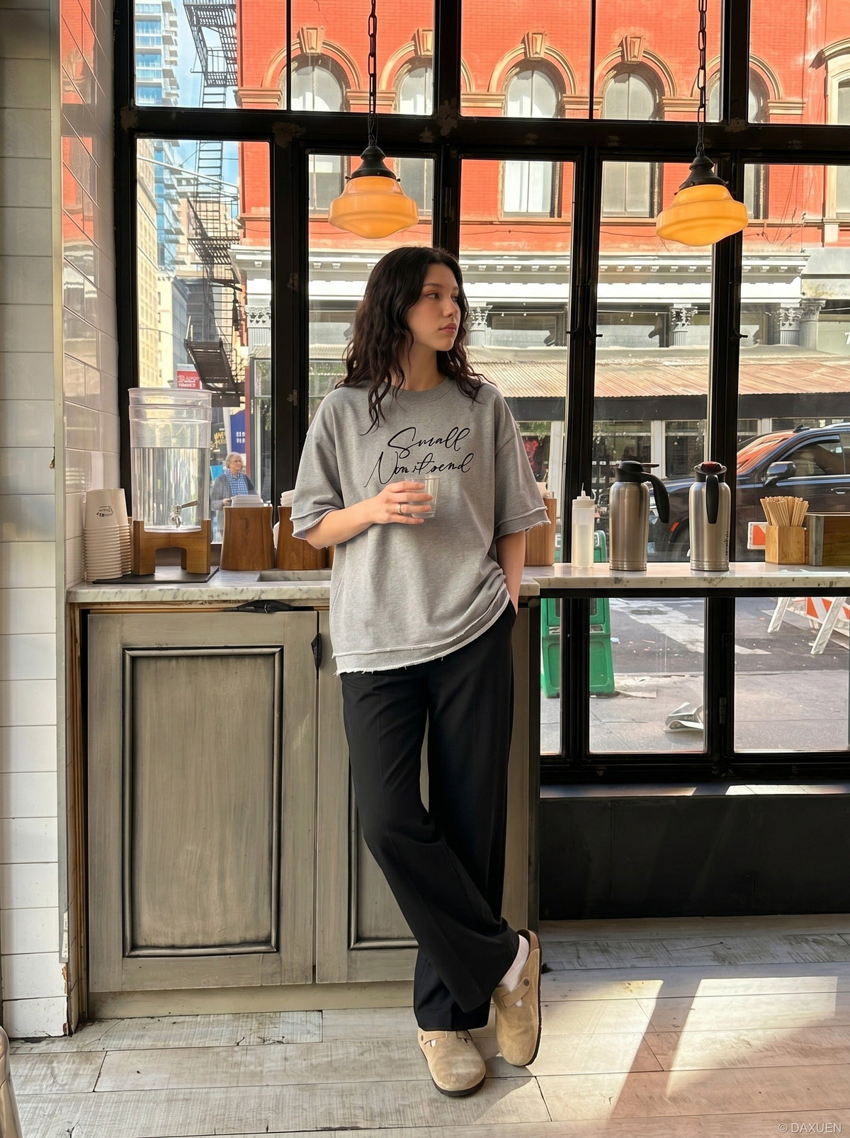 DAXUEN Oversized short-sleeved t-shirt with script print — model photo