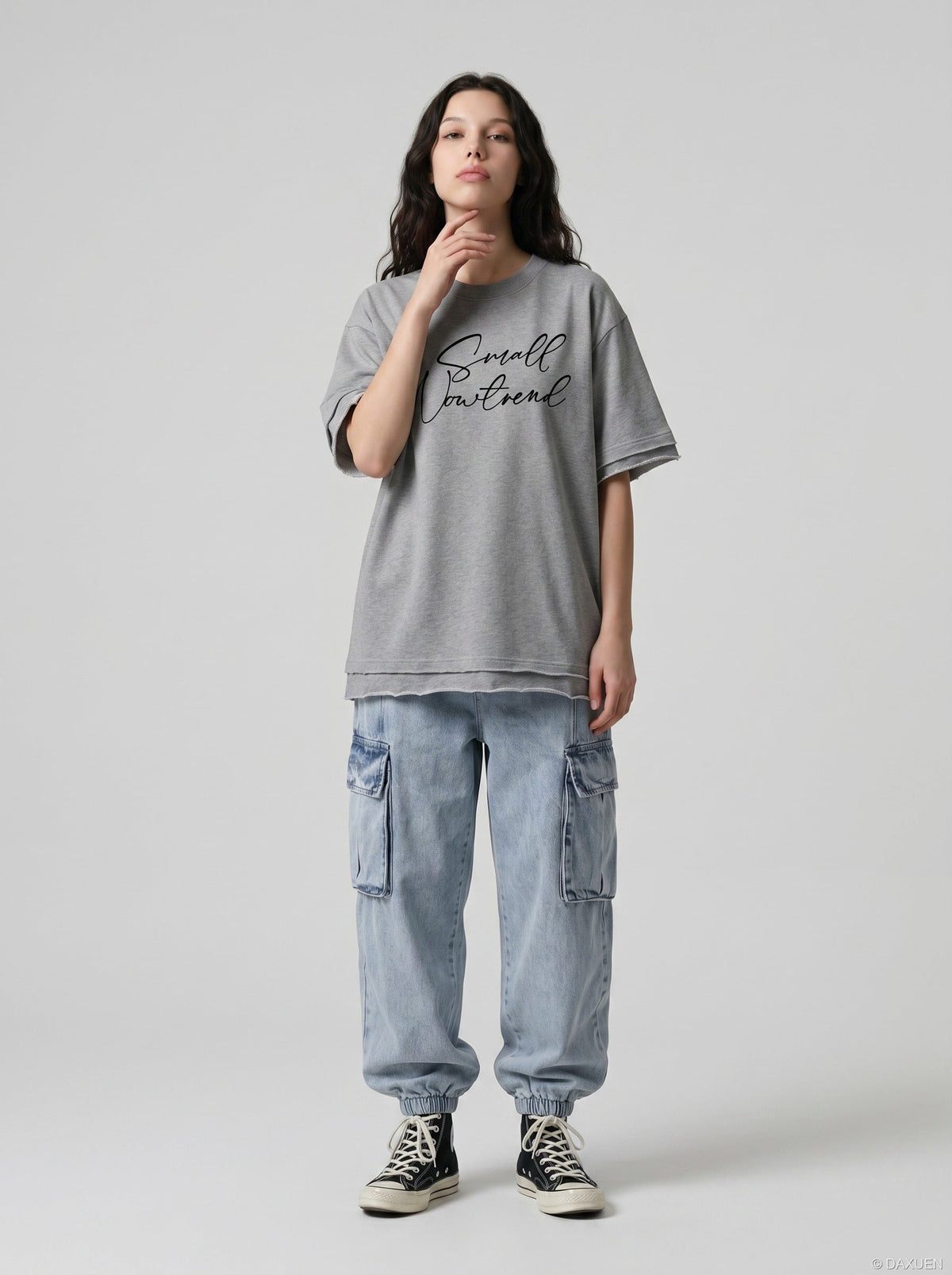 DAXUEN Oversized short-sleeved t-shirt with script print — model photo