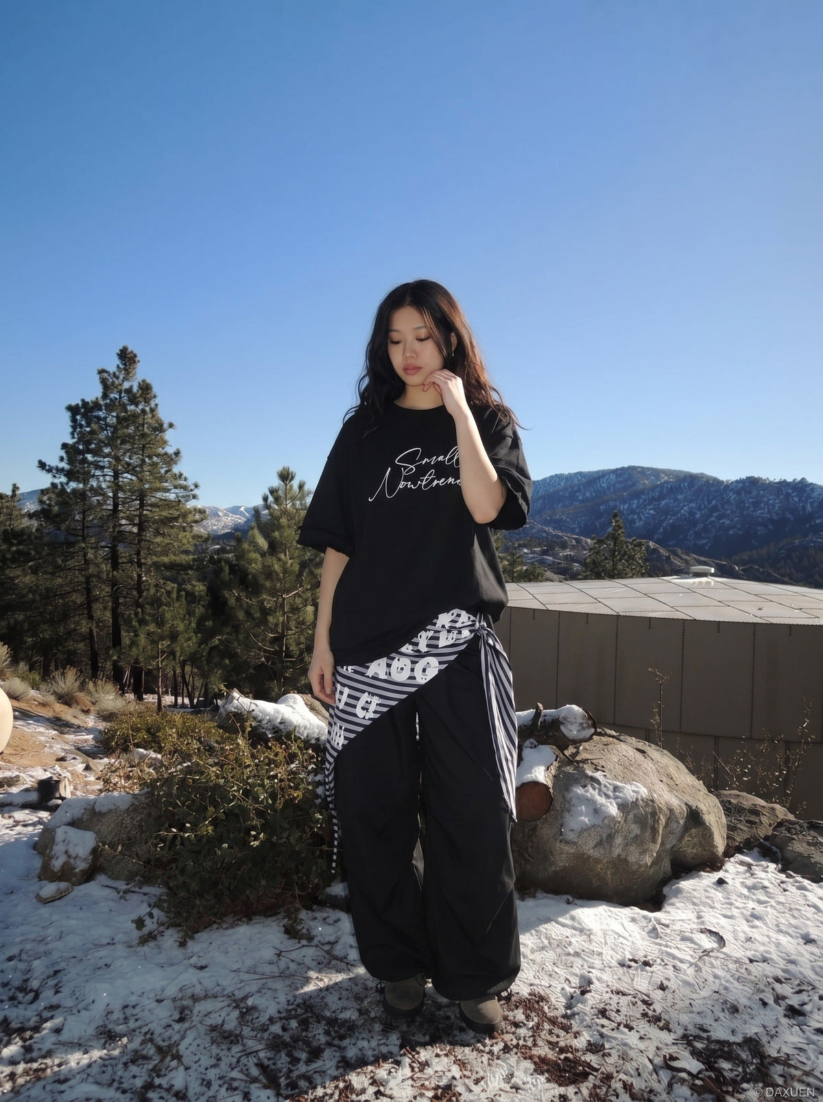 DAXUEN Oversized short-sleeved t-shirt with script print — model photo