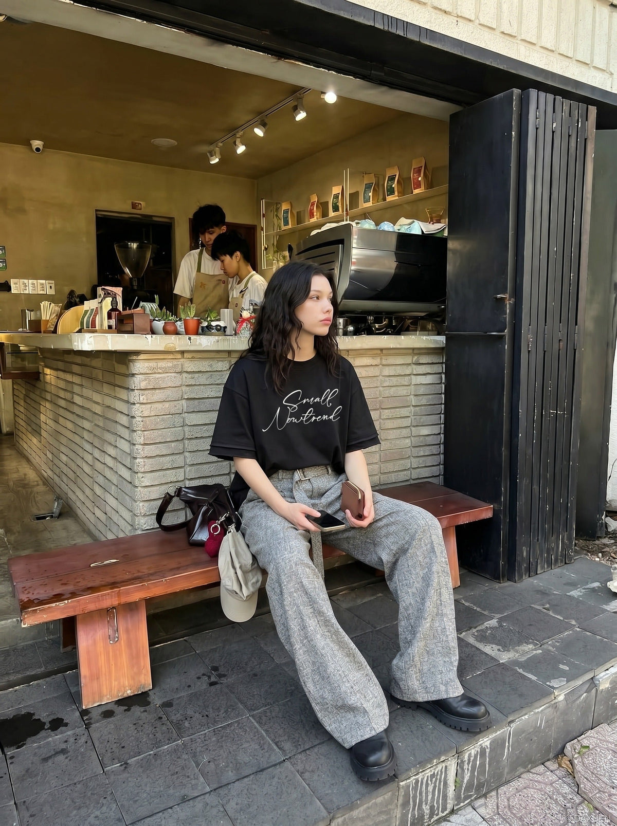 DAXUEN Oversized short-sleeved t-shirt with script print — model photo