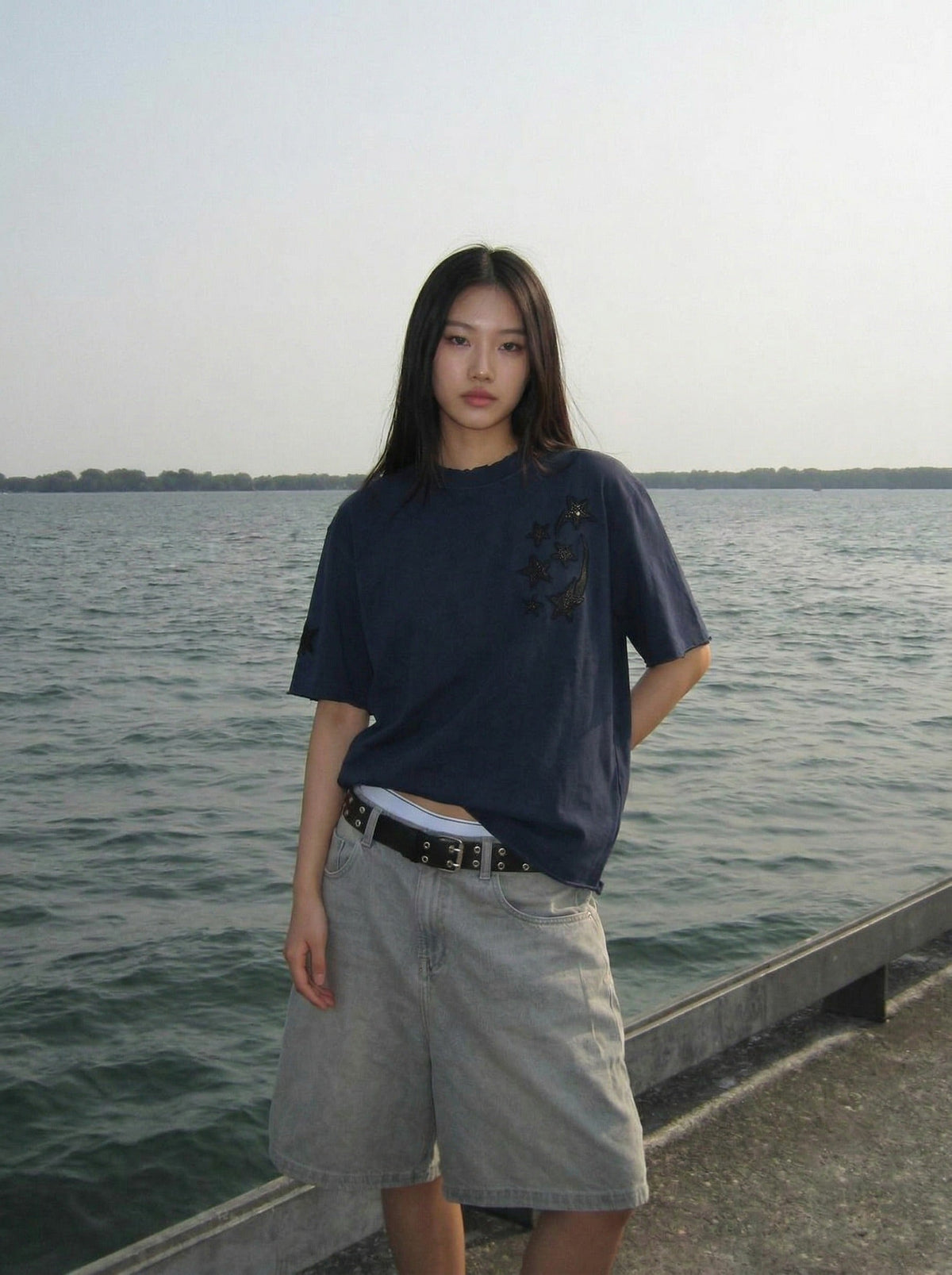 DAXUEN Distressed oversized t-shirt with star graphics — model photo