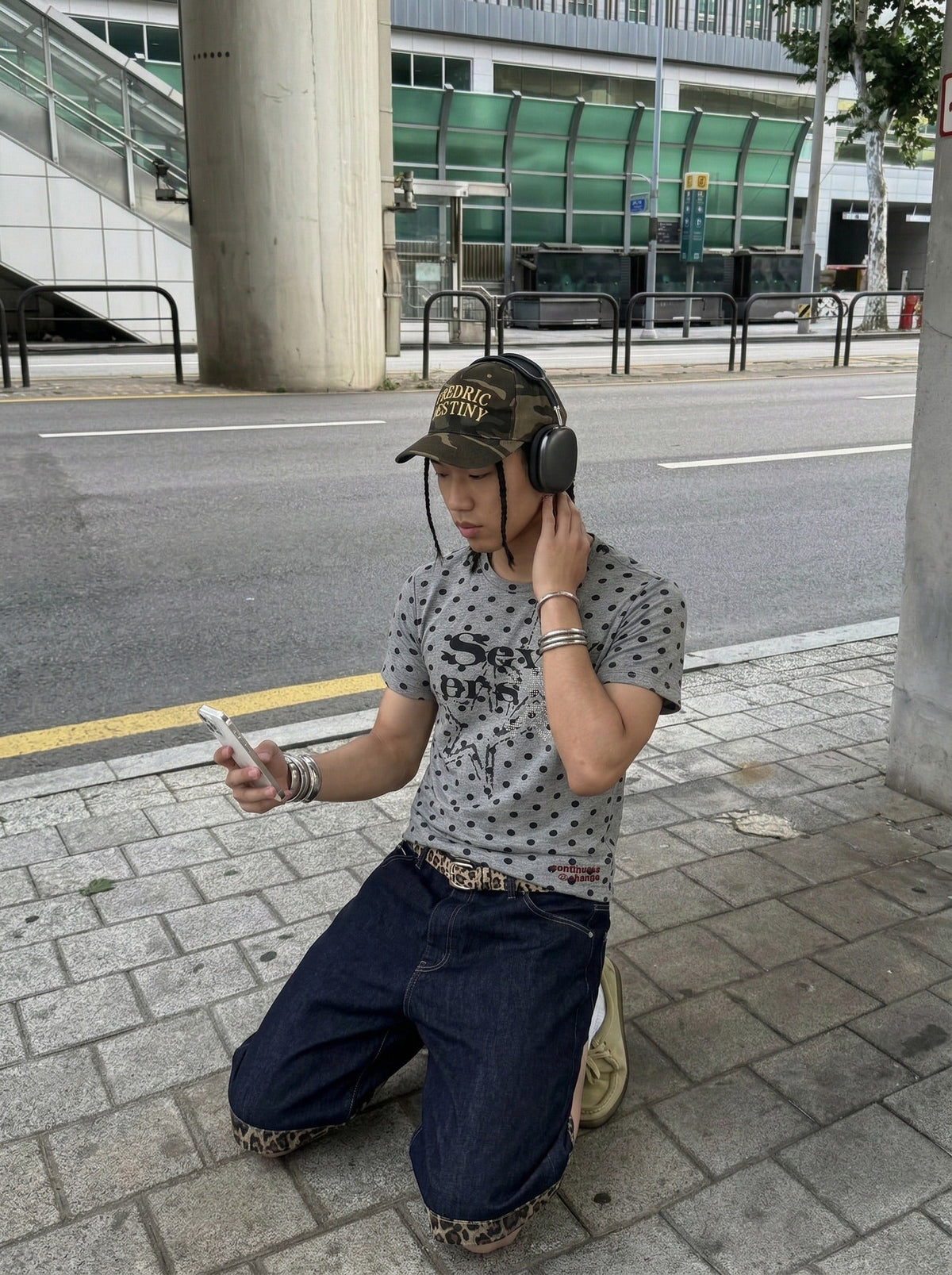 DAXUEN Distressed star graphic polka dot t-shirt — model photo