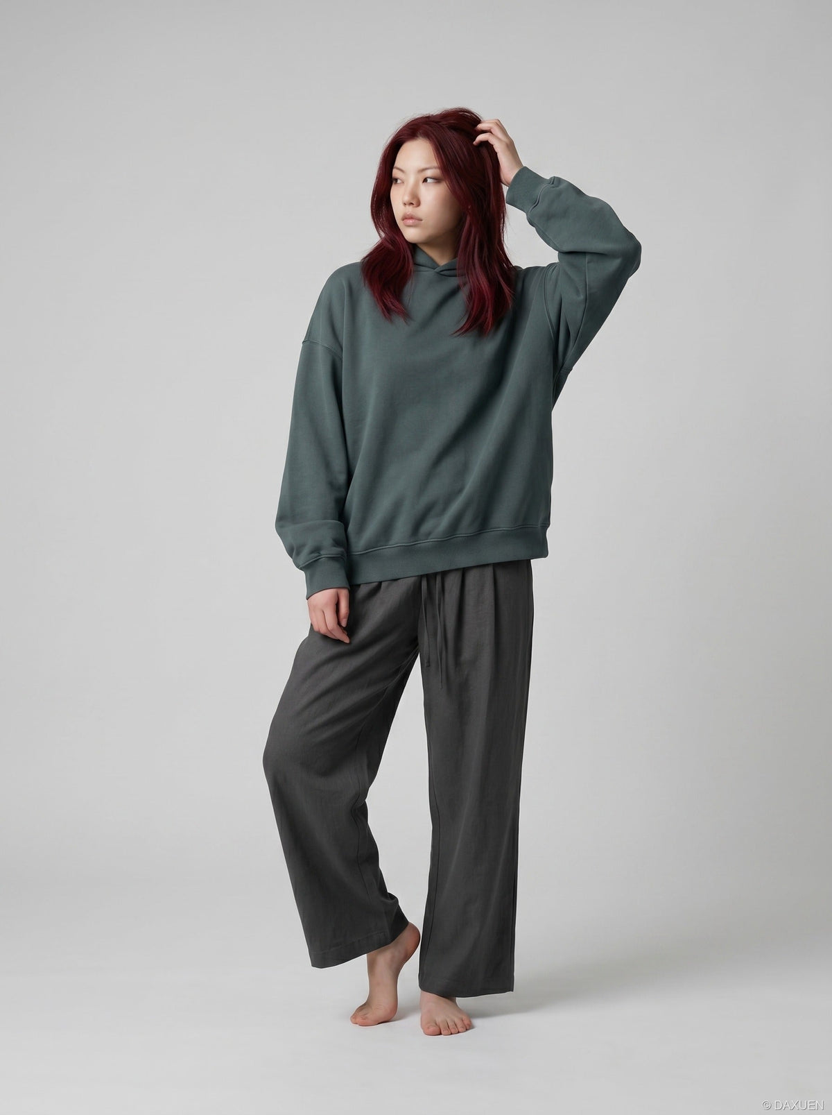 DAXUEN Oversized relaxed-fit hoodie with dropped shoulders — model photo