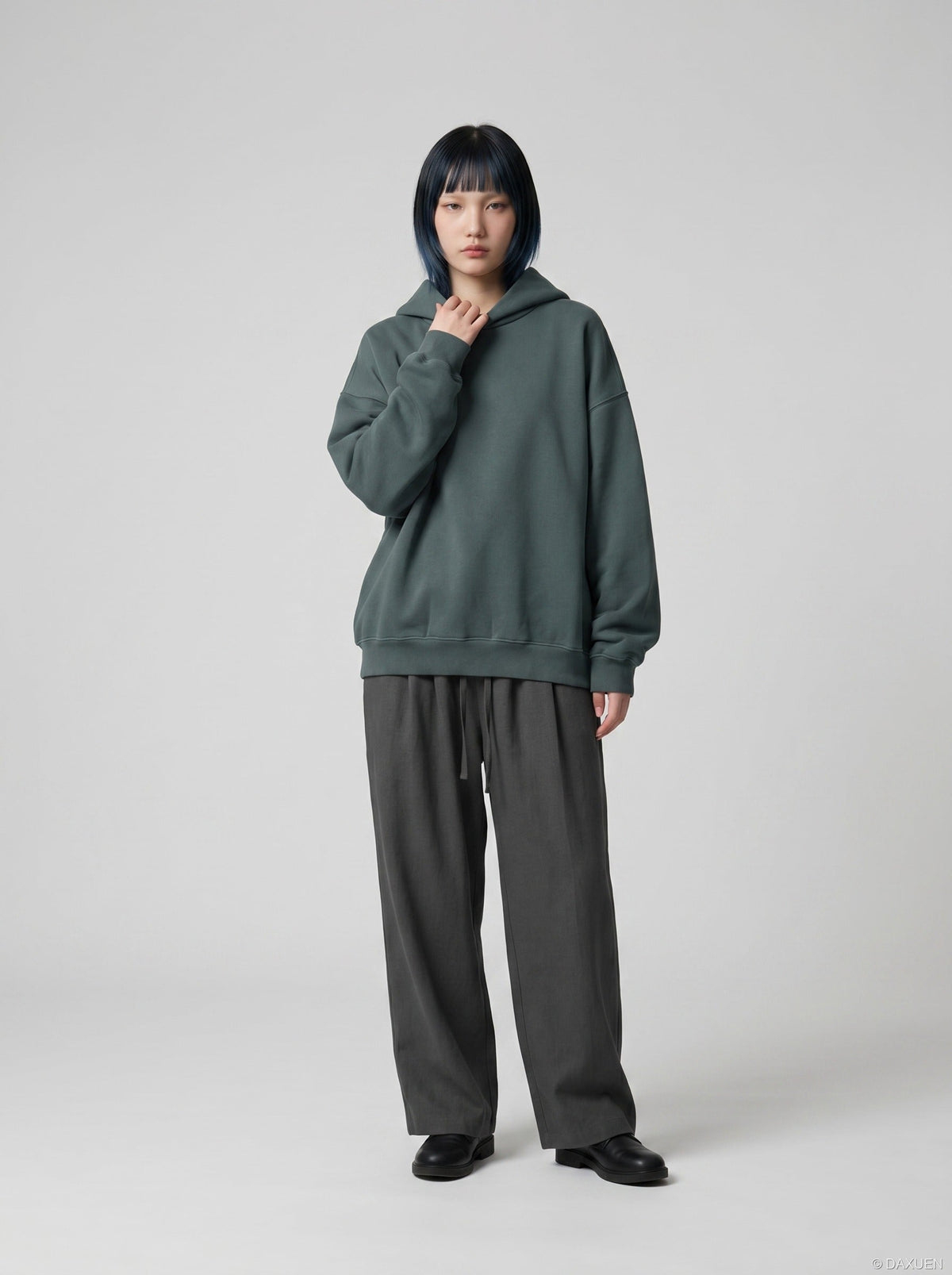 DAXUEN Oversized relaxed-fit hoodie with dropped shoulders — model photo