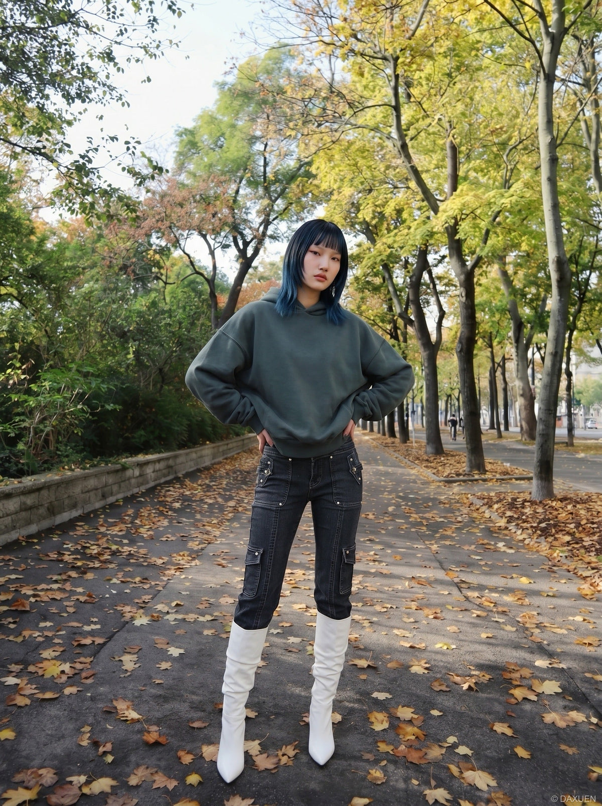 DAXUEN Oversized relaxed-fit hoodie with dropped shoulders — model photo