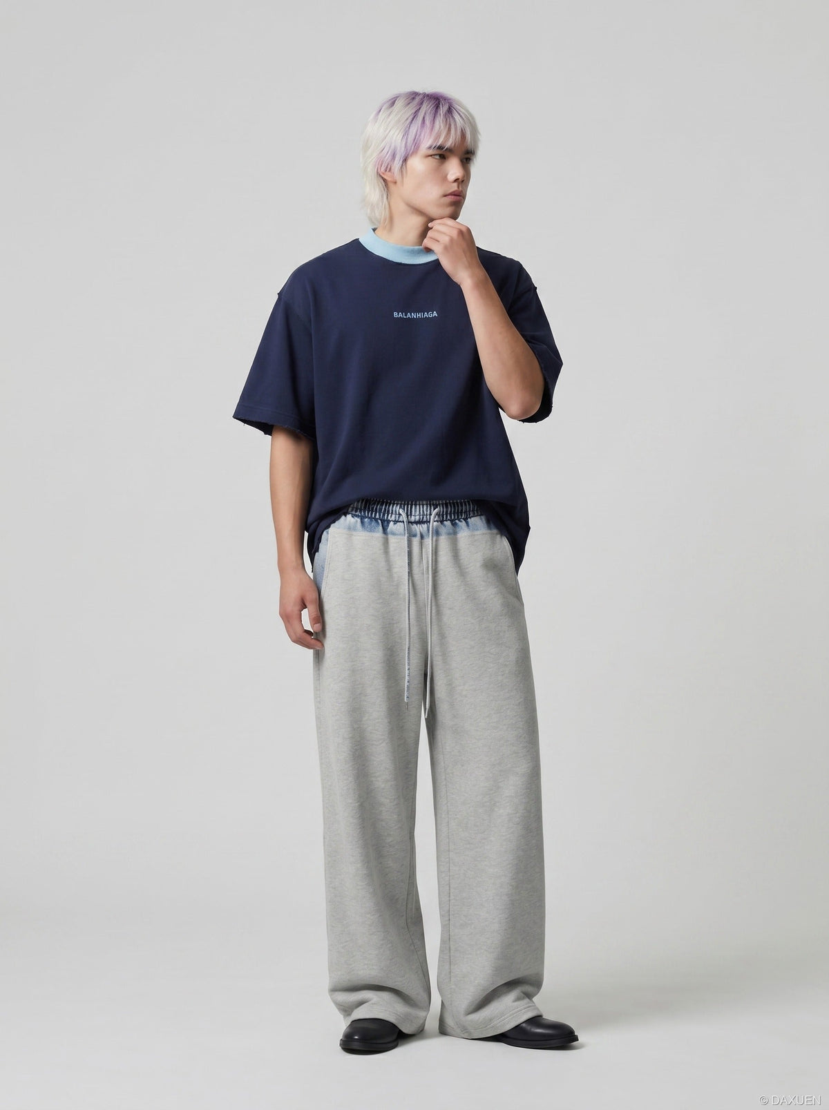DAXUEN Relaxed-fit crew-neck t-shirt with bold text — model photo