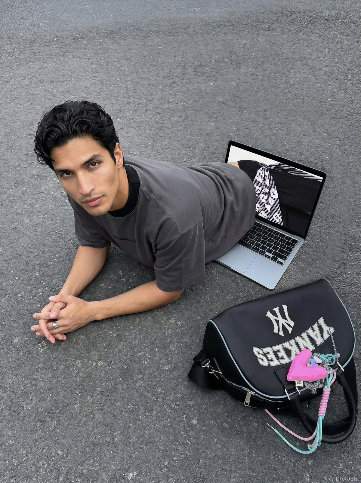 DAXUEN Relaxed-fit crew-neck t-shirt with bold text — model photo