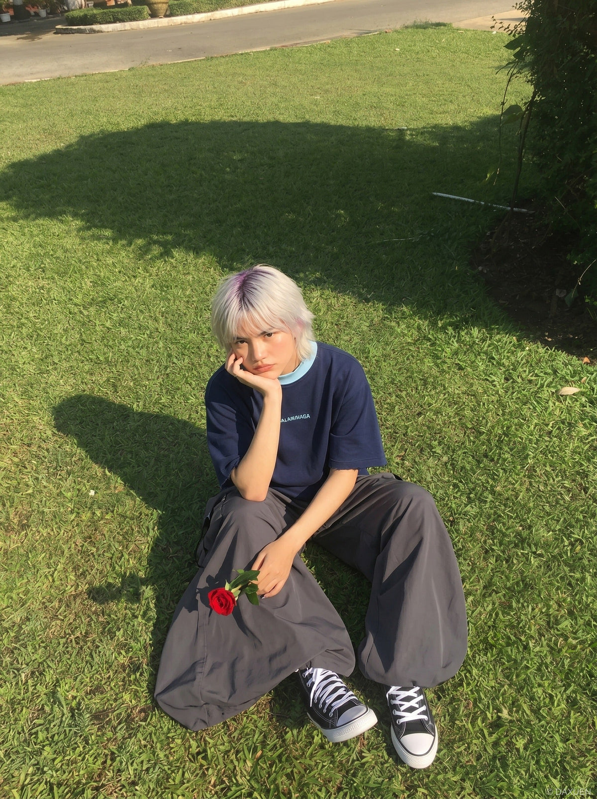 DAXUEN Relaxed-fit crew-neck t-shirt with bold text — model photo