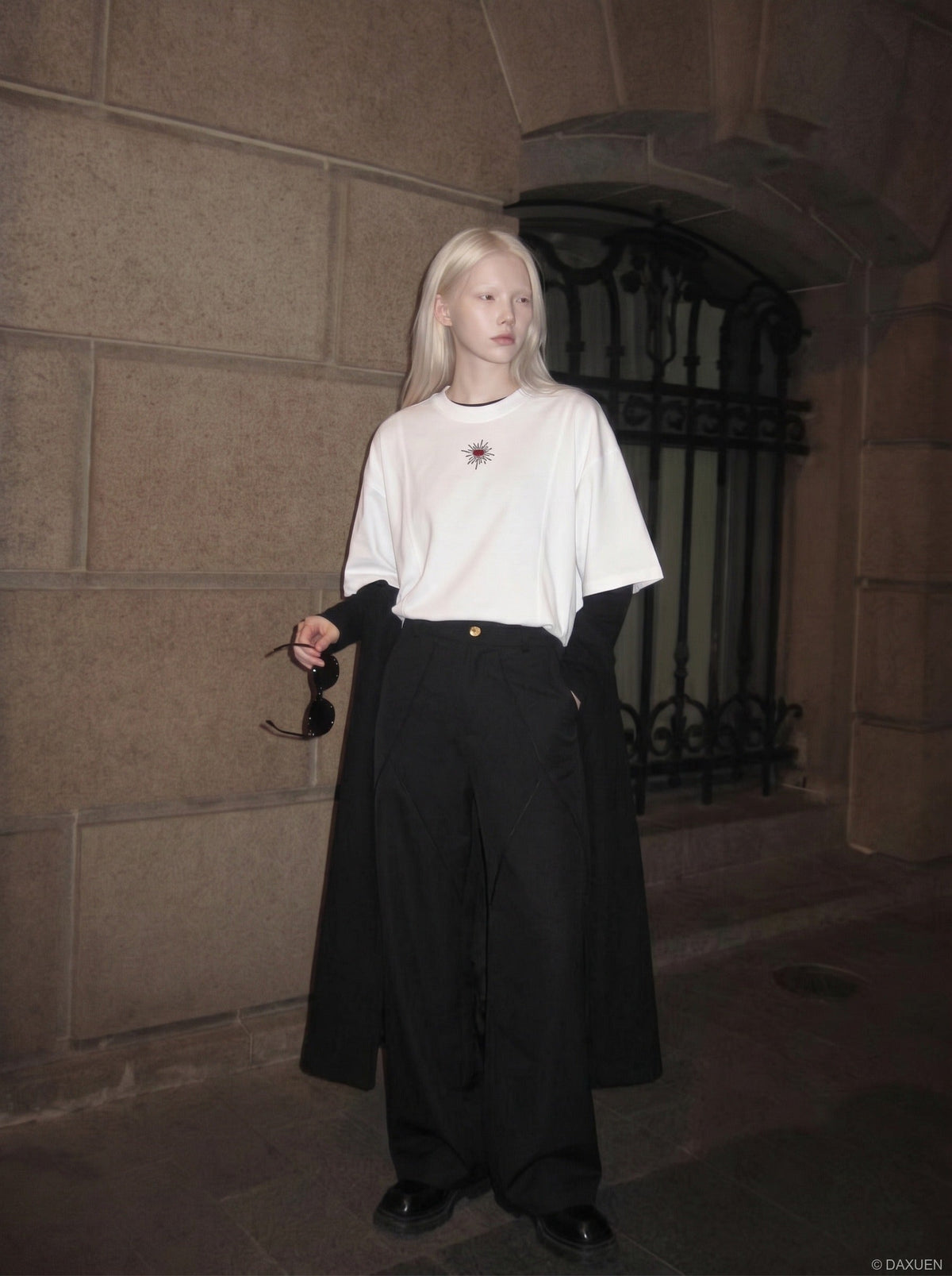 DAXUEN Oversized short-sleeved crew neck t-shirt — model photo