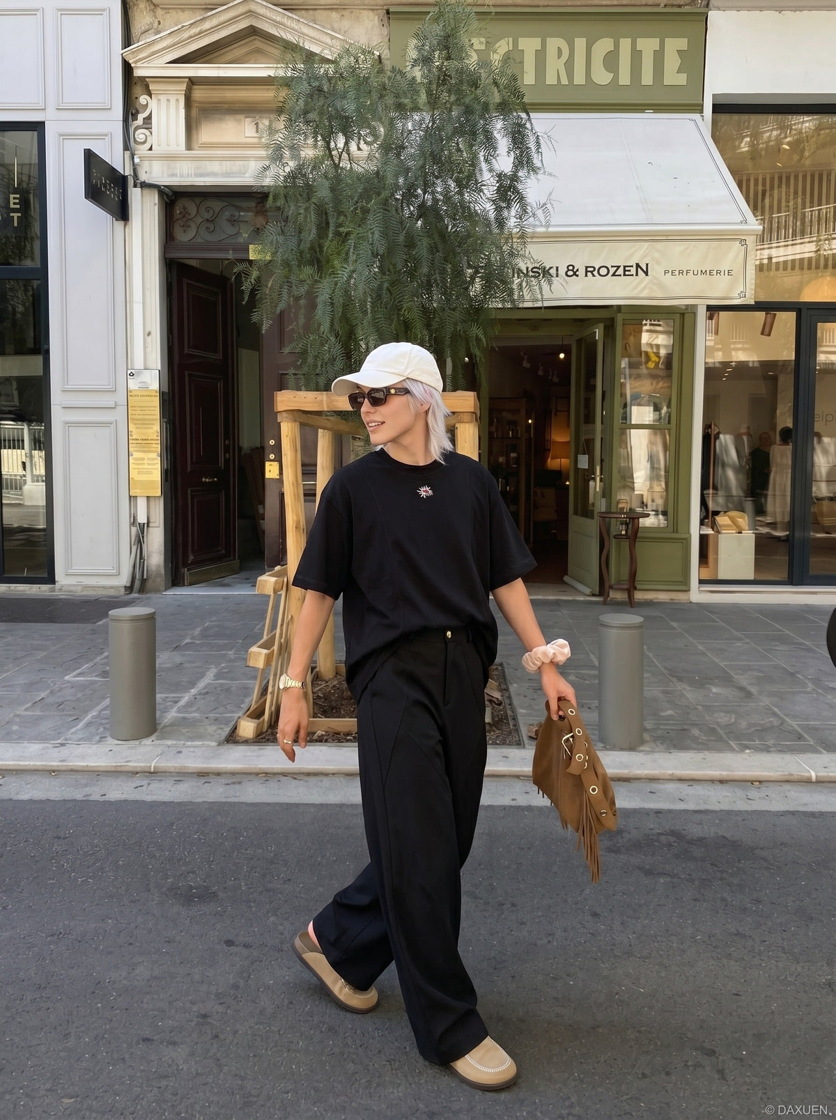 DAXUEN Oversized short-sleeved crew neck t-shirt — model photo