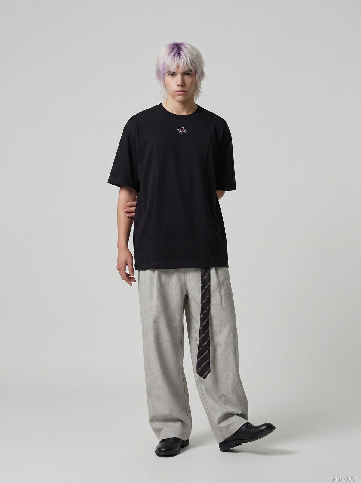 DAXUEN Oversized short-sleeved crew neck t-shirt — model photo