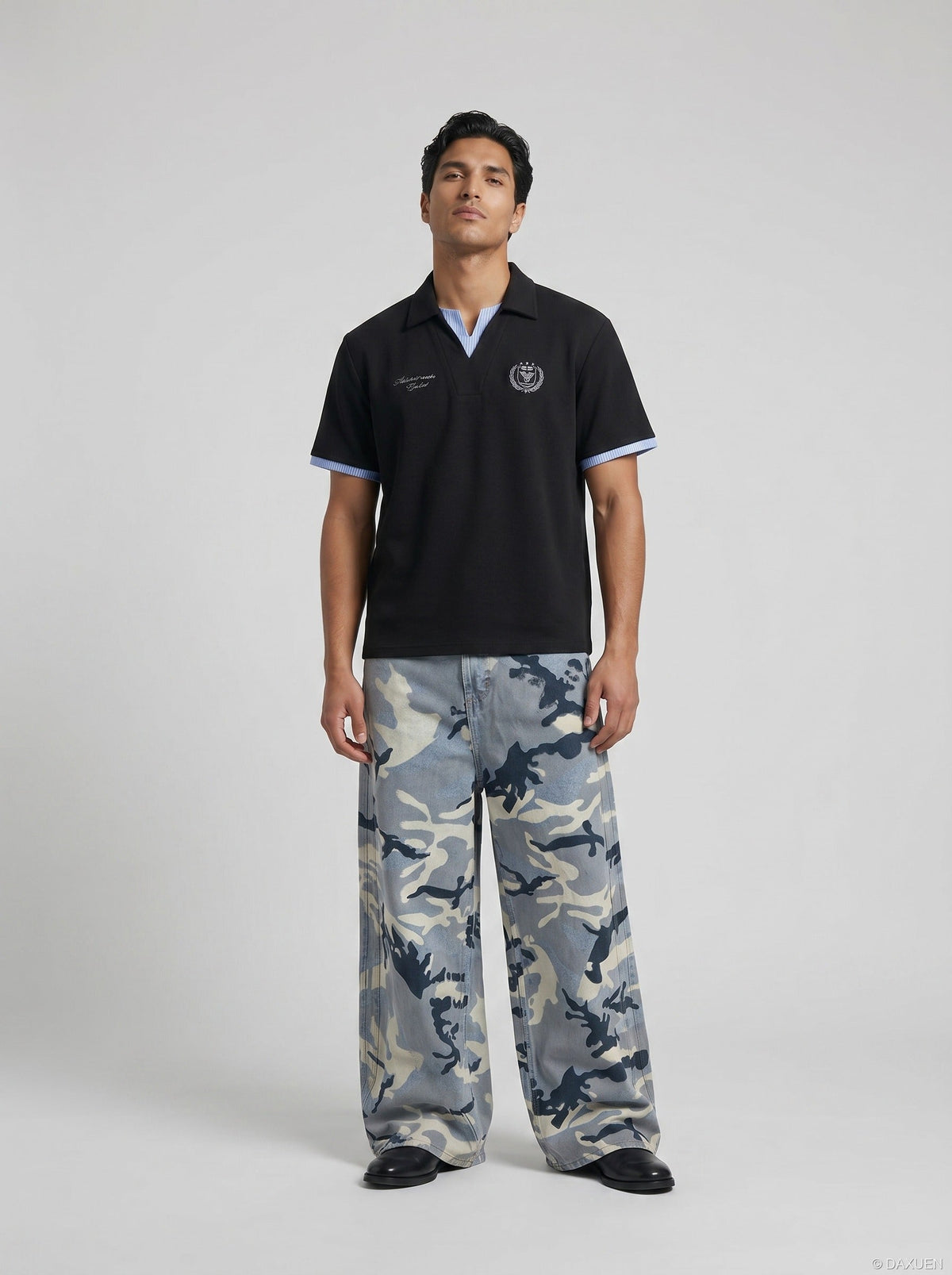 DAXUEN Short-sleeve polo shirt with striped details and embroidery — model photo