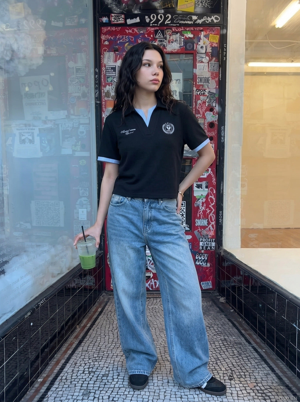 DAXUEN Short-sleeve polo shirt with striped details and embroidery — model photo