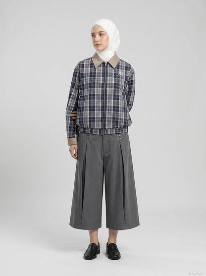 DAXUEN Wide-leg culotte pants in dark grey — model photo