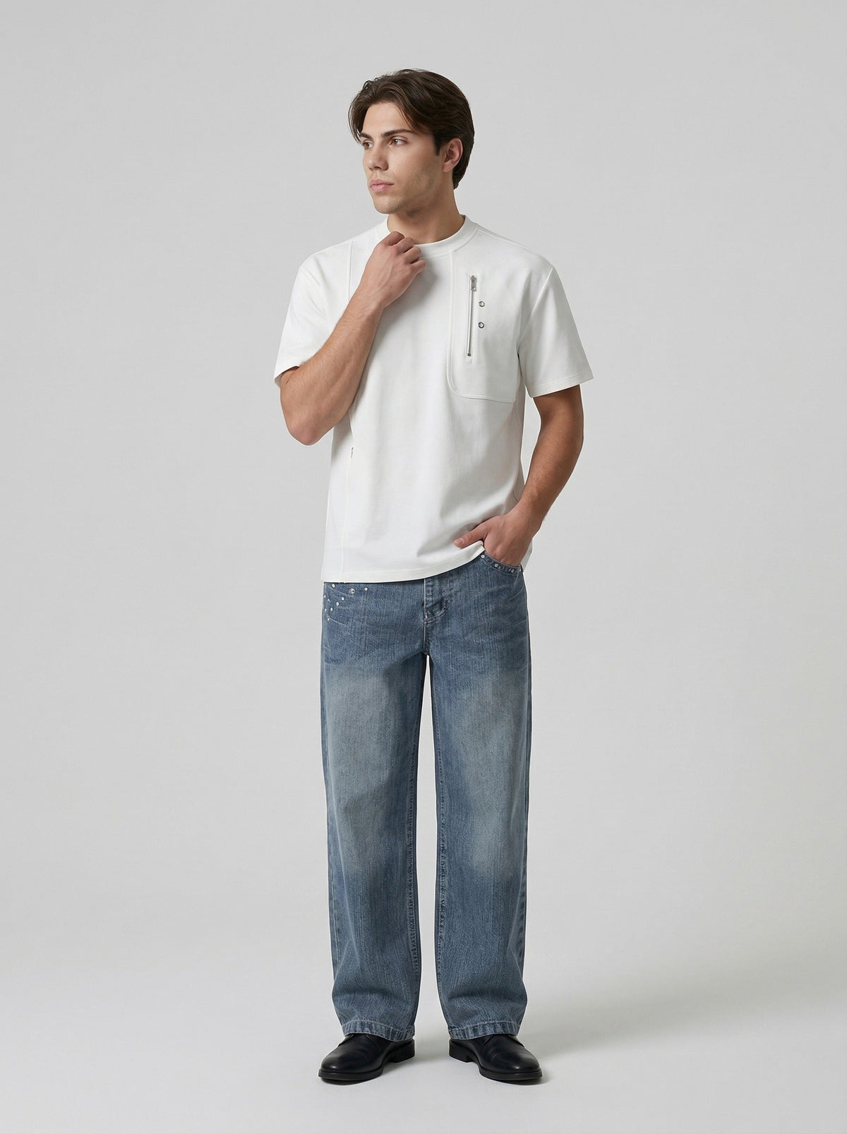 DAXUEN Men's short-sleeved T-shirt with zipper and pocket — model photo