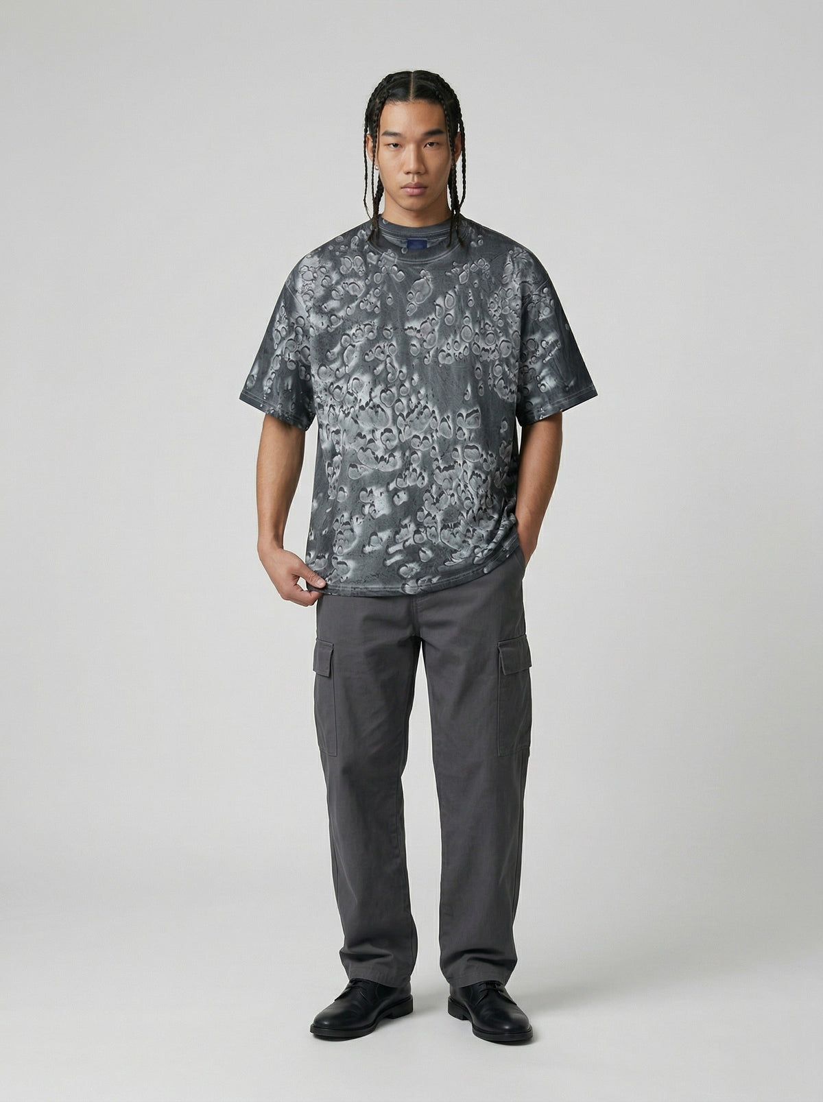 DAXUEN Graphic t-shirt with bubble-like print — model photo