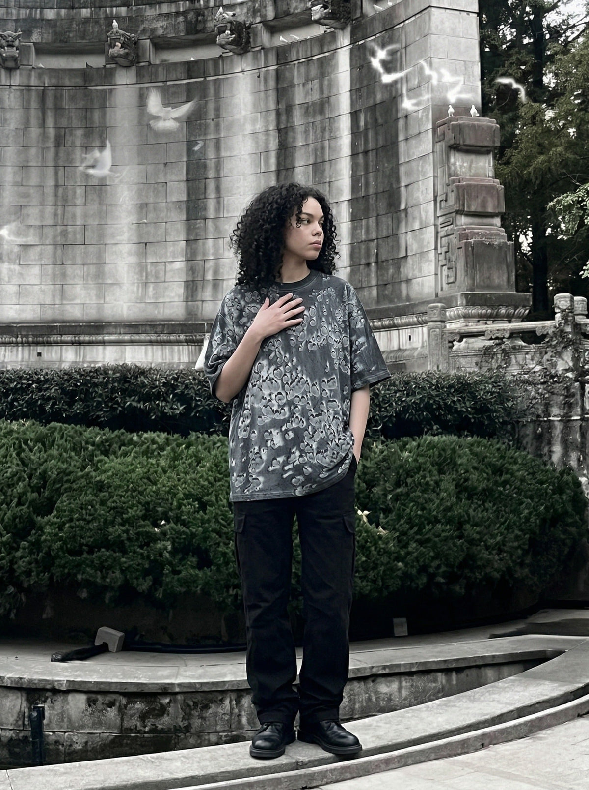 DAXUEN Graphic t-shirt with bubble-like print — model photo