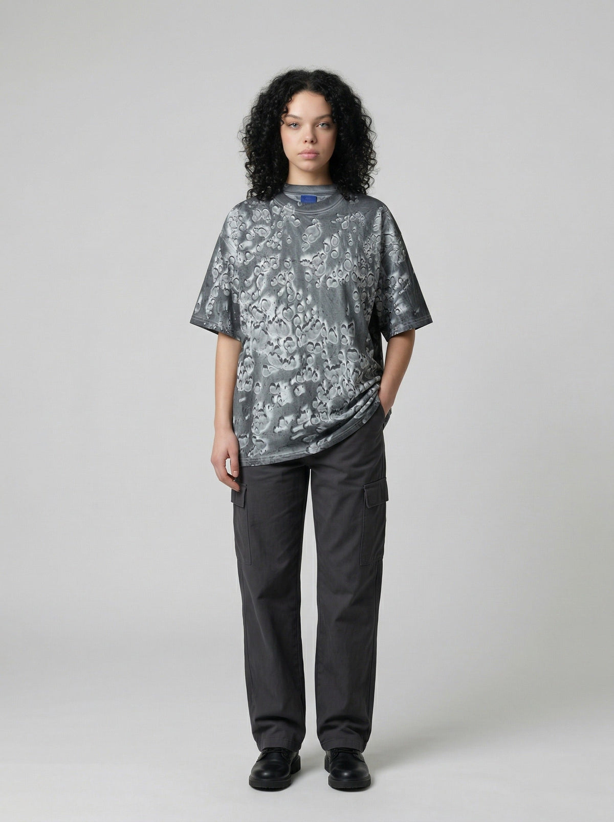 DAXUEN Graphic t-shirt with bubble-like print — model photo