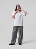DAXUEN Short-sleeved oversized t-shirt in solid colors — model photo
