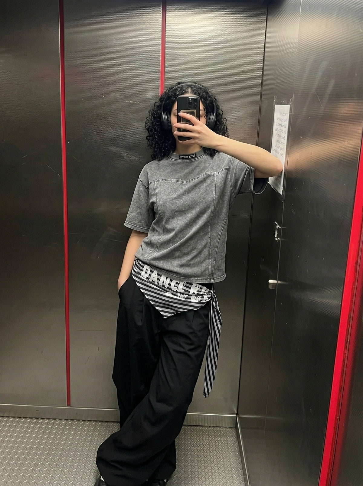 DAXUEN Relaxed-fit mock neck t-shirt with textured panel — model photo