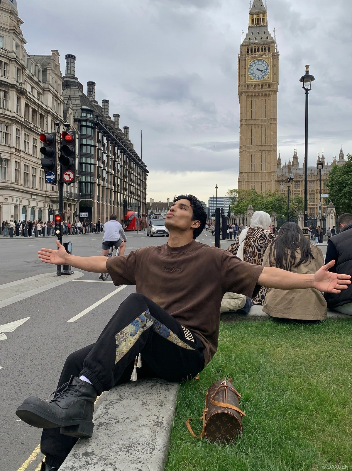 DAXUEN Relaxed-fit short-sleeved T-shirt with ribbed collar — model photo