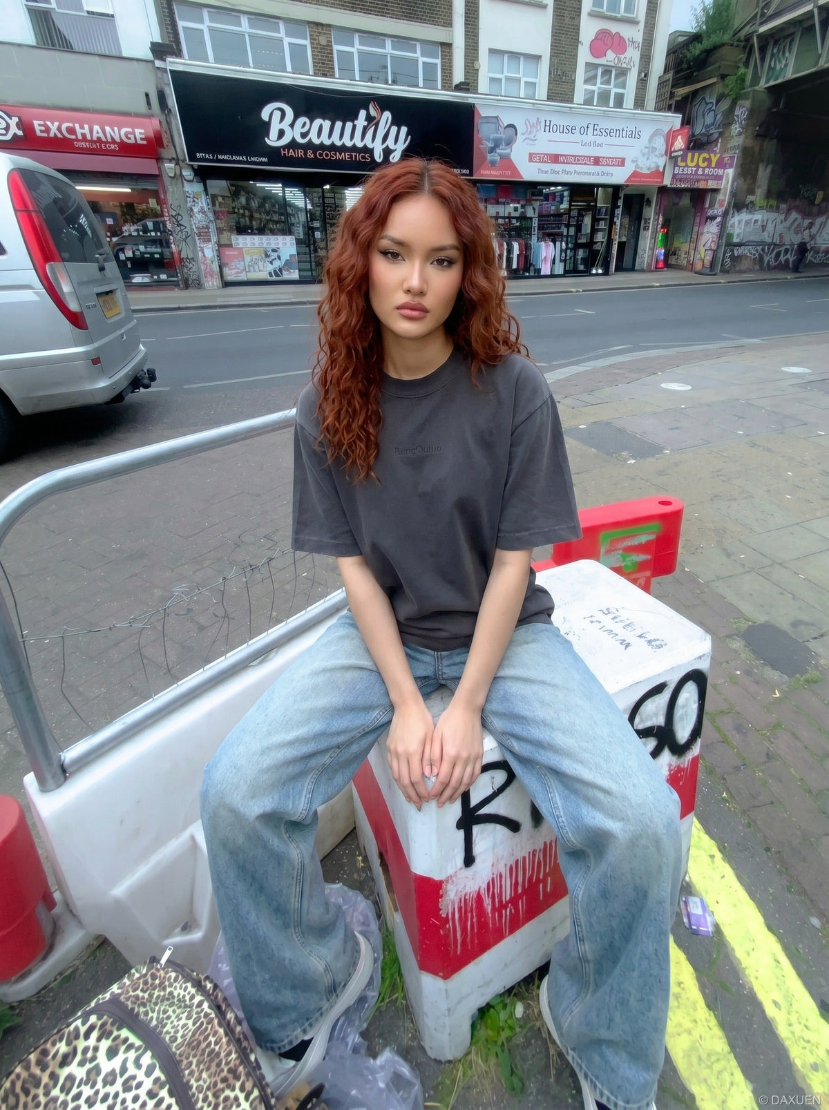 DAXUEN Relaxed-fit short-sleeved T-shirt with ribbed collar — model photo