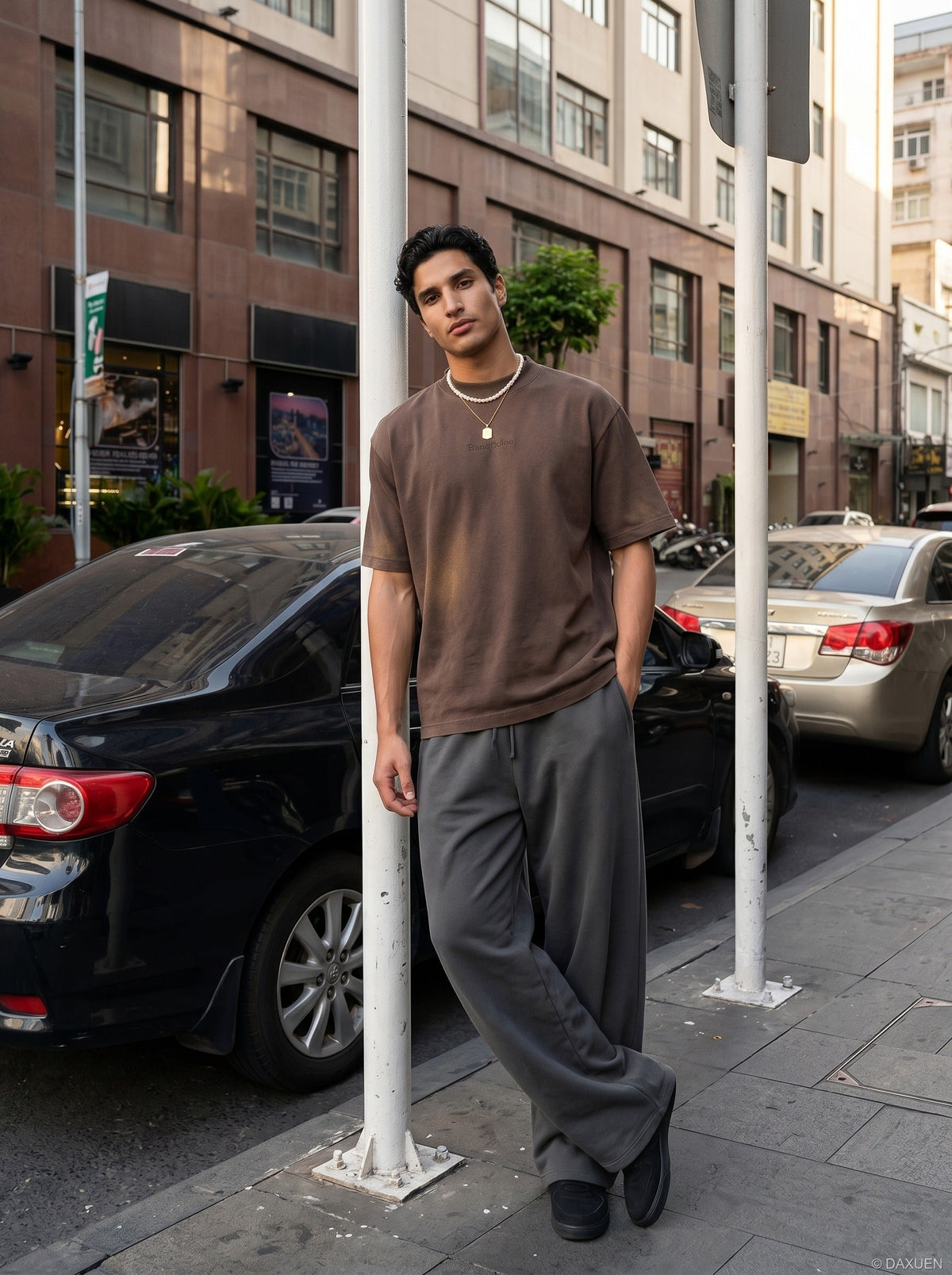 DAXUEN Relaxed-fit short-sleeved T-shirt with ribbed collar — model photo