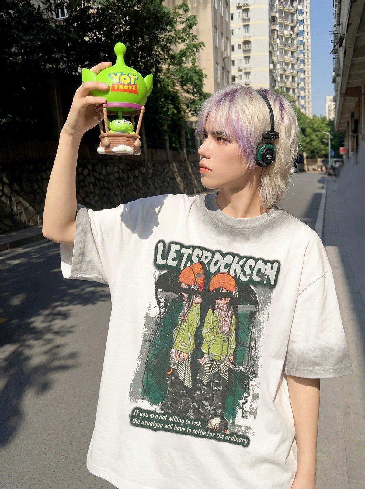 DAXUEN Oversized short-sleeve graphic t-shirt with faded wash effect — model photo