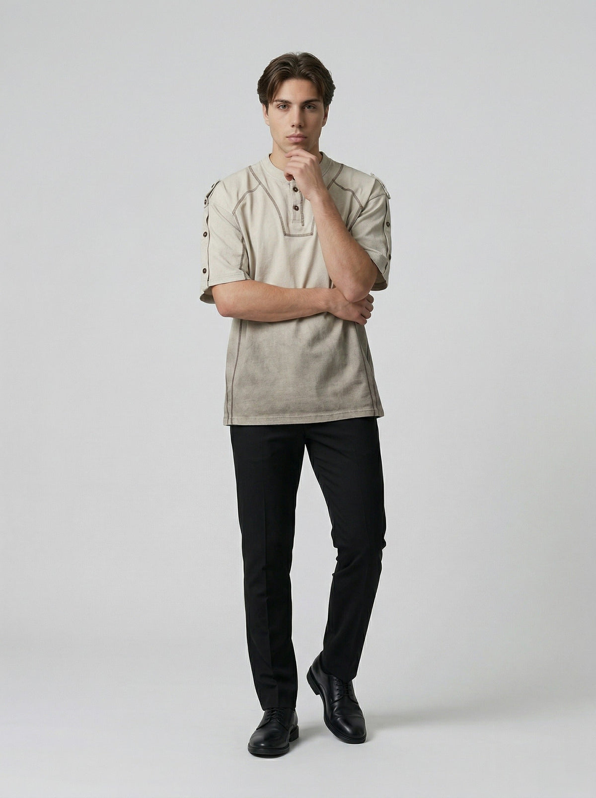 DAXUEN Men's short-sleeved Henley top with a faded effect — model photo