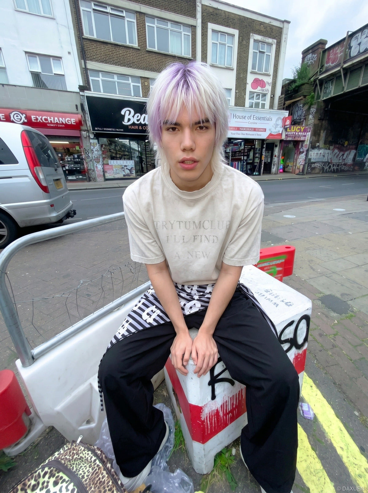 DAXUEN Faded text graphic short-sleeved T-shirt — model photo