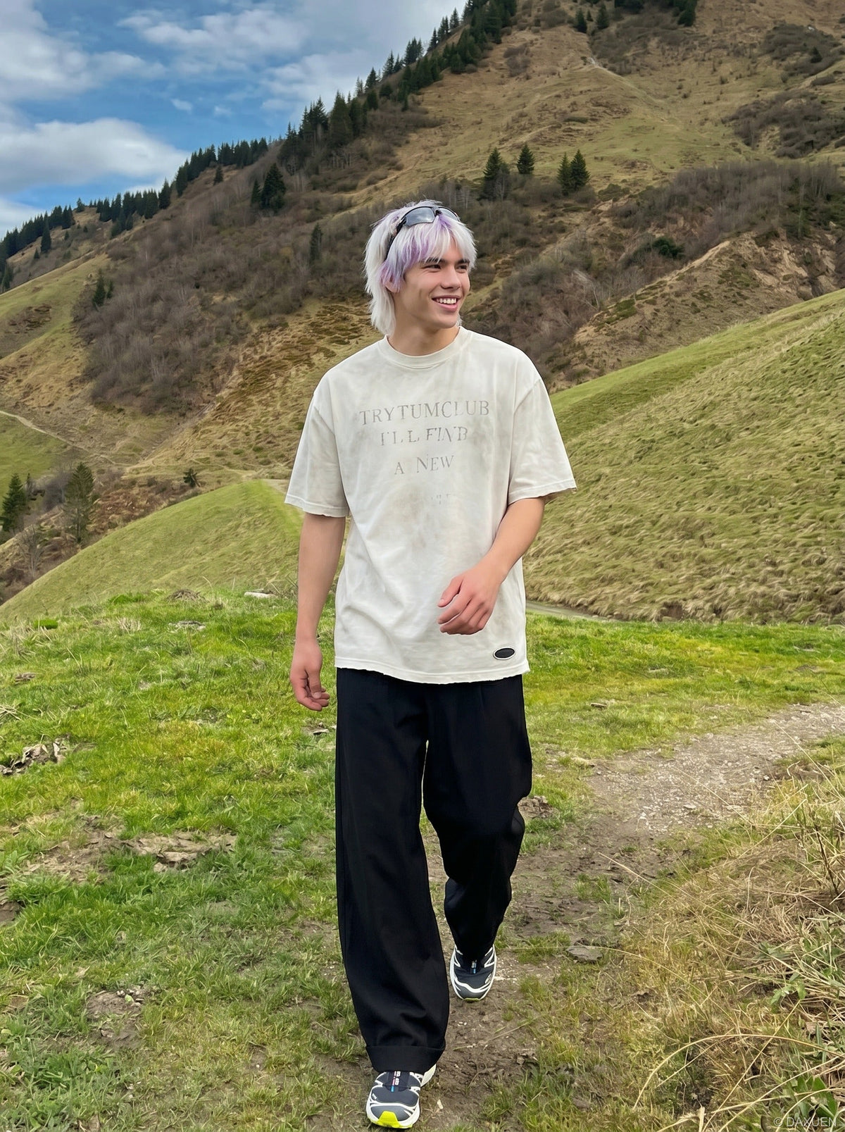 DAXUEN Faded text graphic short-sleeved T-shirt — model photo