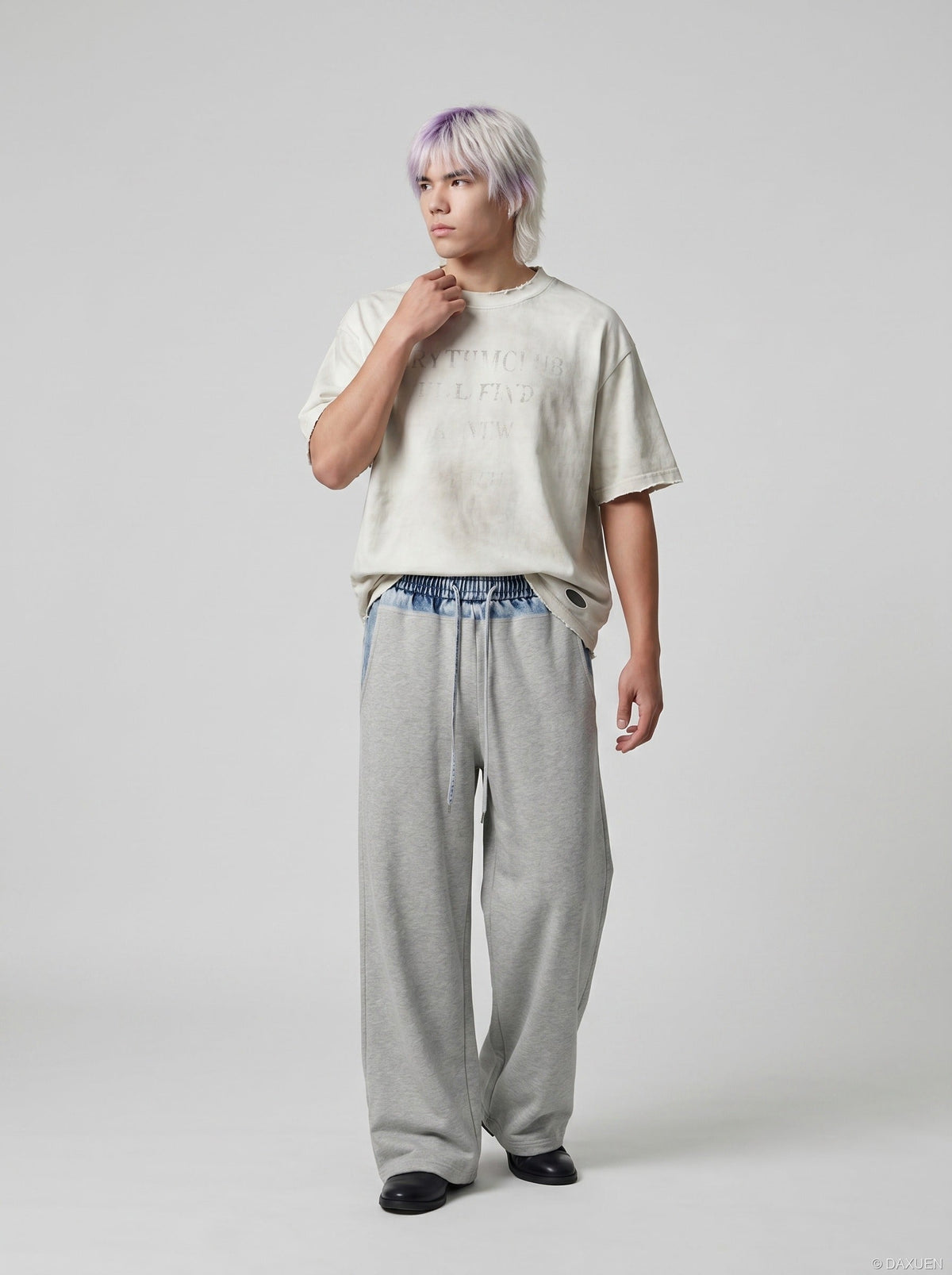 DAXUEN Faded text graphic short-sleeved T-shirt — model photo