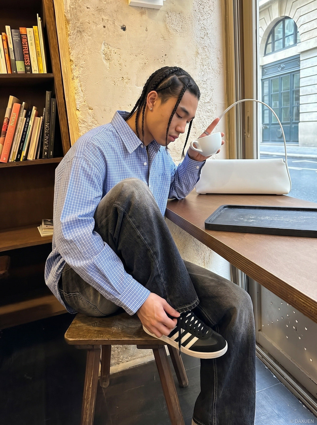DAXUEN Faded wide-leg denim trousers with contrasting stitching — model photo