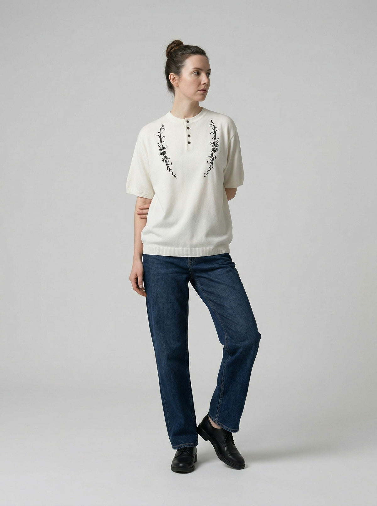 DAXUEN Floral embroidered short-sleeved knitted polo shirt — model photo