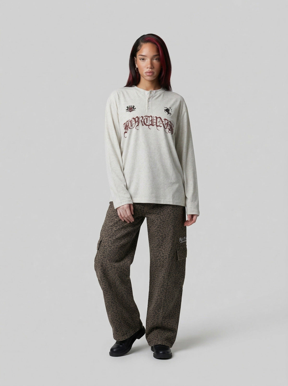 DAXUEN Light grey heathered long-sleeved Henley shirt — model photo