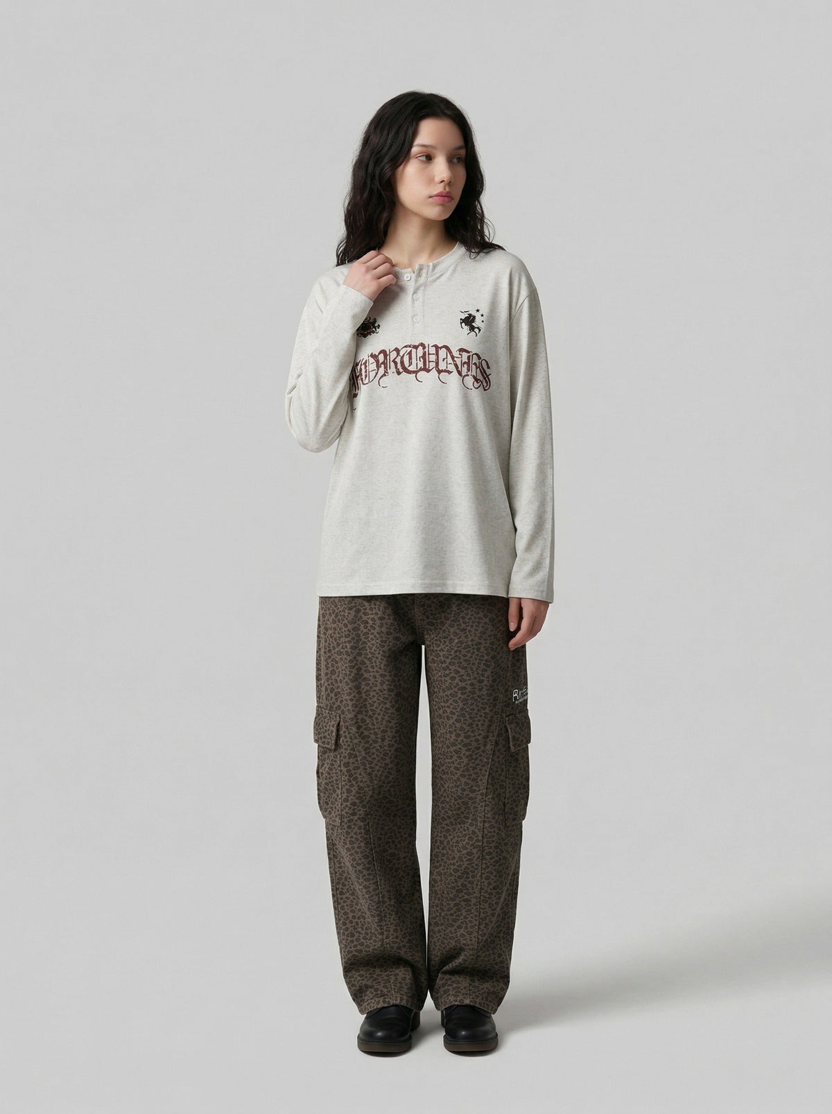 DAXUEN Light grey heathered long-sleeved Henley shirt — model photo