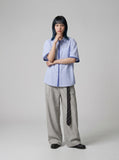 DAXUEN Men's short-sleeved button-up shirt with stripes — model photo