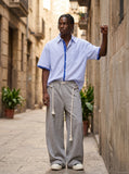 DAXUEN Men's short-sleeved button-up shirt with stripes — model photo
