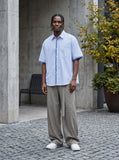 DAXUEN Men's short-sleeved button-up shirt with stripes — model photo