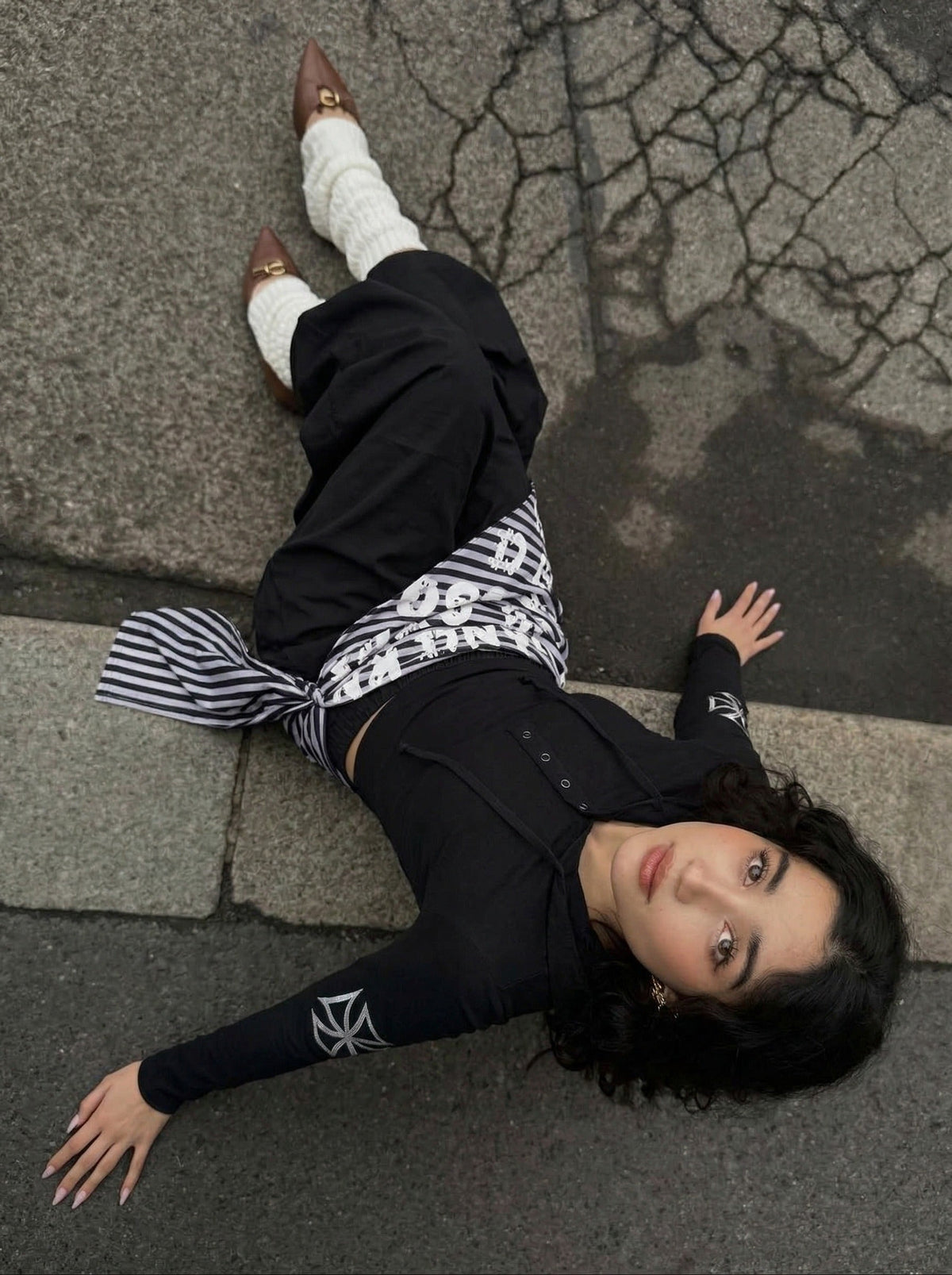 DAXUEN Long sleeve hooded top with geometric graphics — model photo