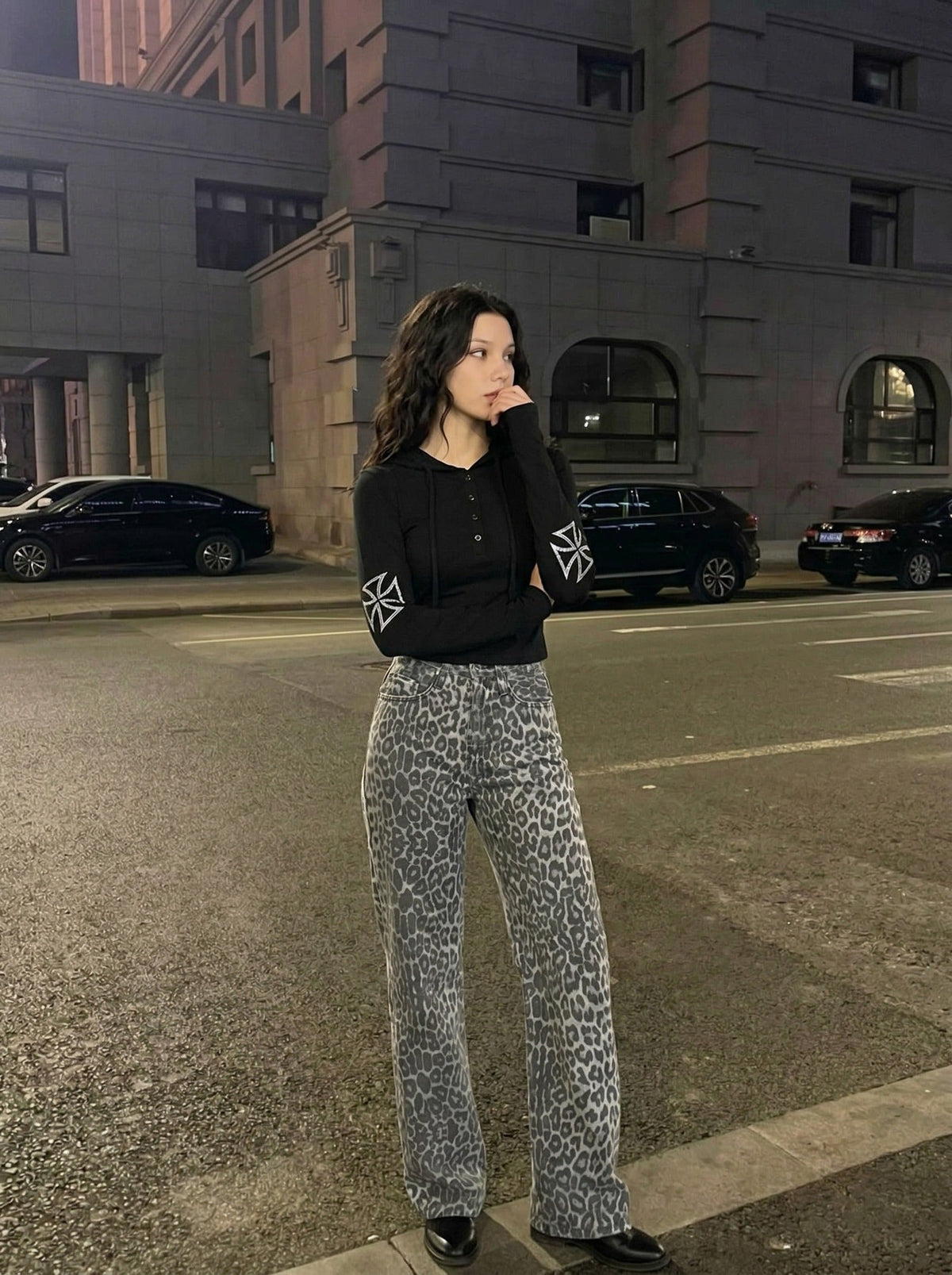 DAXUEN Long sleeve hooded top with geometric graphics — model photo