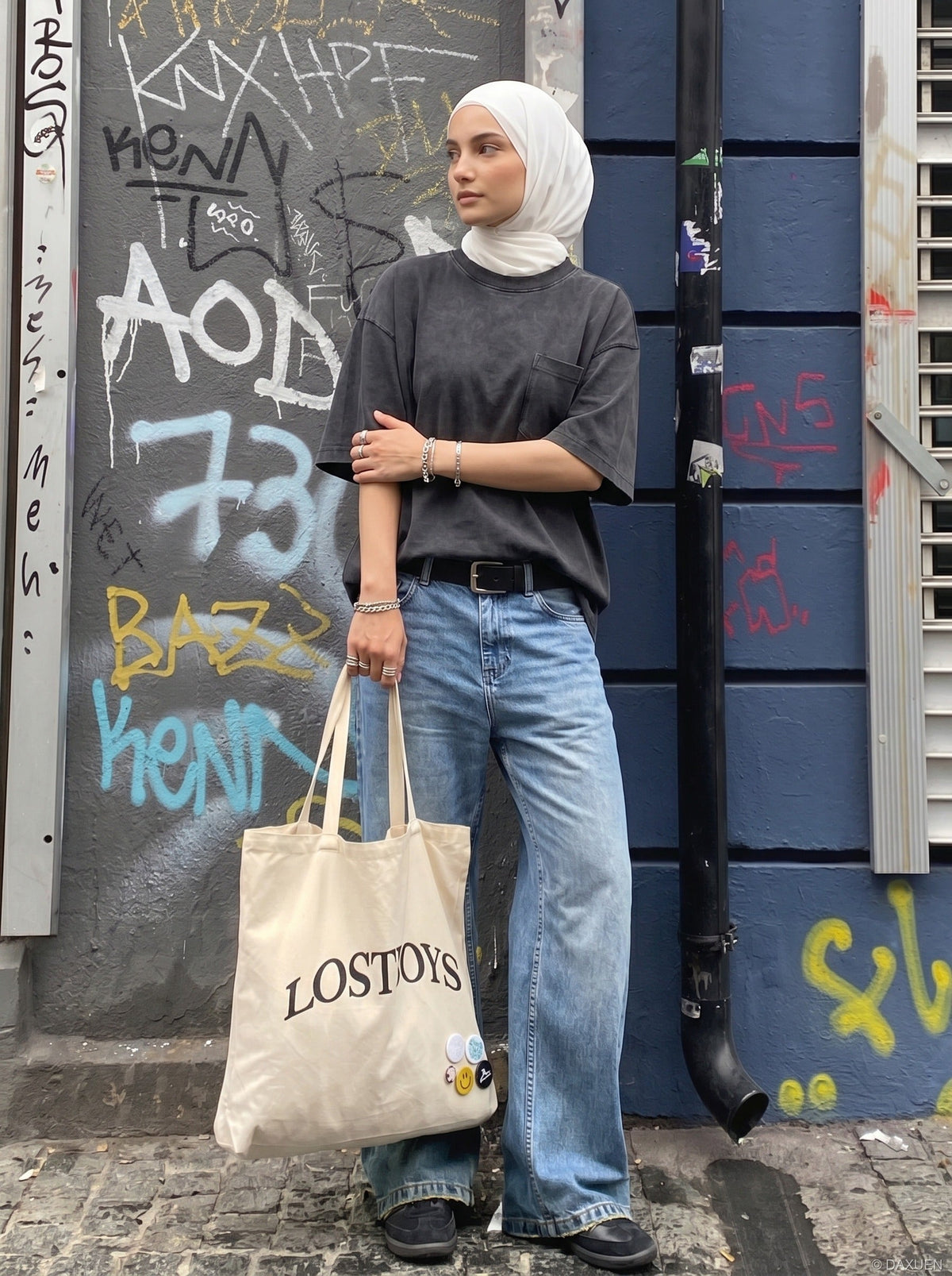 DAXUEN Oversized short-sleeved t-shirt with geometric graphic — model photo