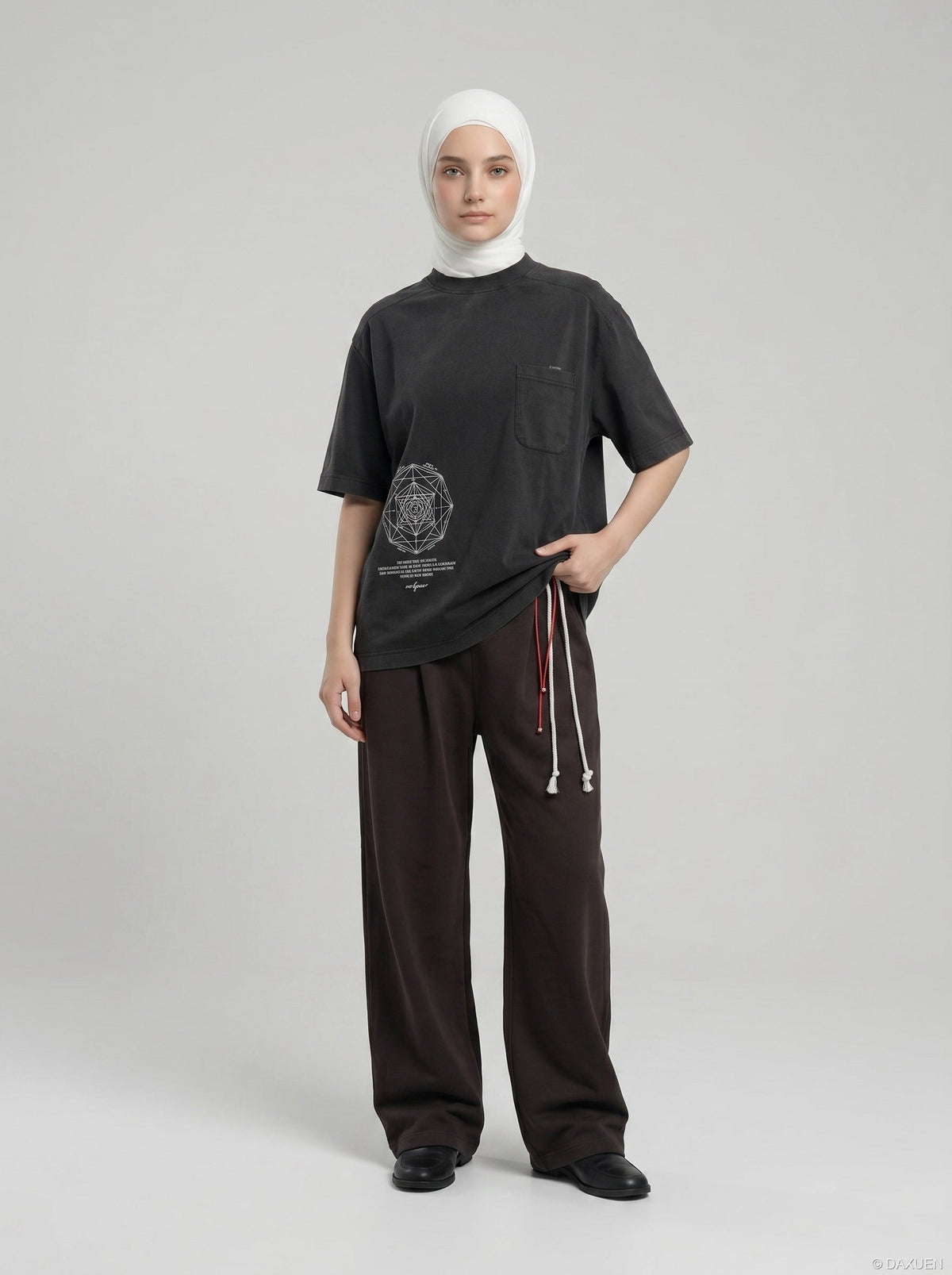 DAXUEN Oversized short-sleeved t-shirt with geometric graphic — model photo