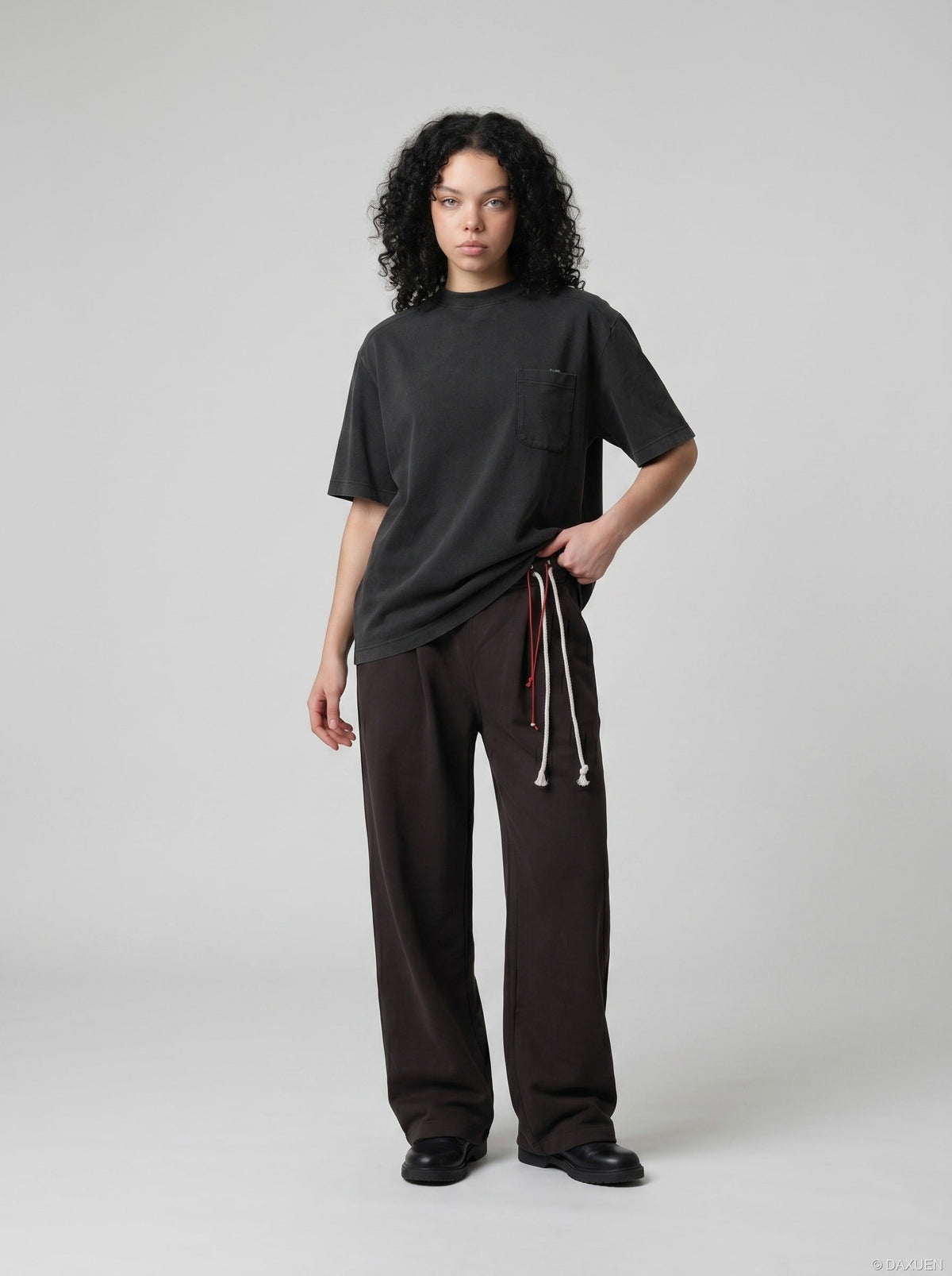 DAXUEN Oversized short-sleeved t-shirt with geometric graphic — model photo