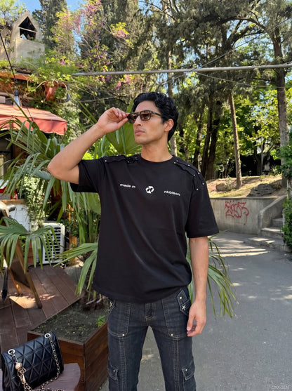 DAXUEN Oversized short-sleeve T-shirt with geometric logo — model photo