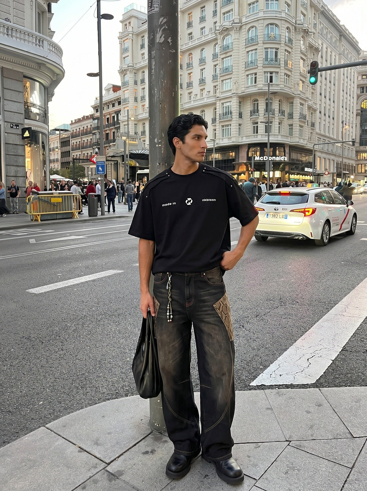 DAXUEN Oversized short-sleeve T-shirt with geometric logo — model photo