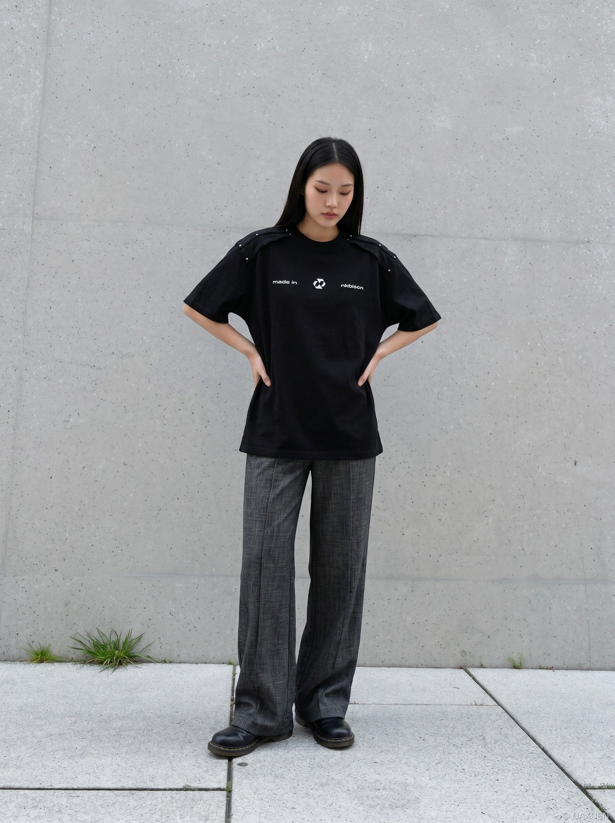 DAXUEN Oversized short-sleeve T-shirt with geometric logo — model photo