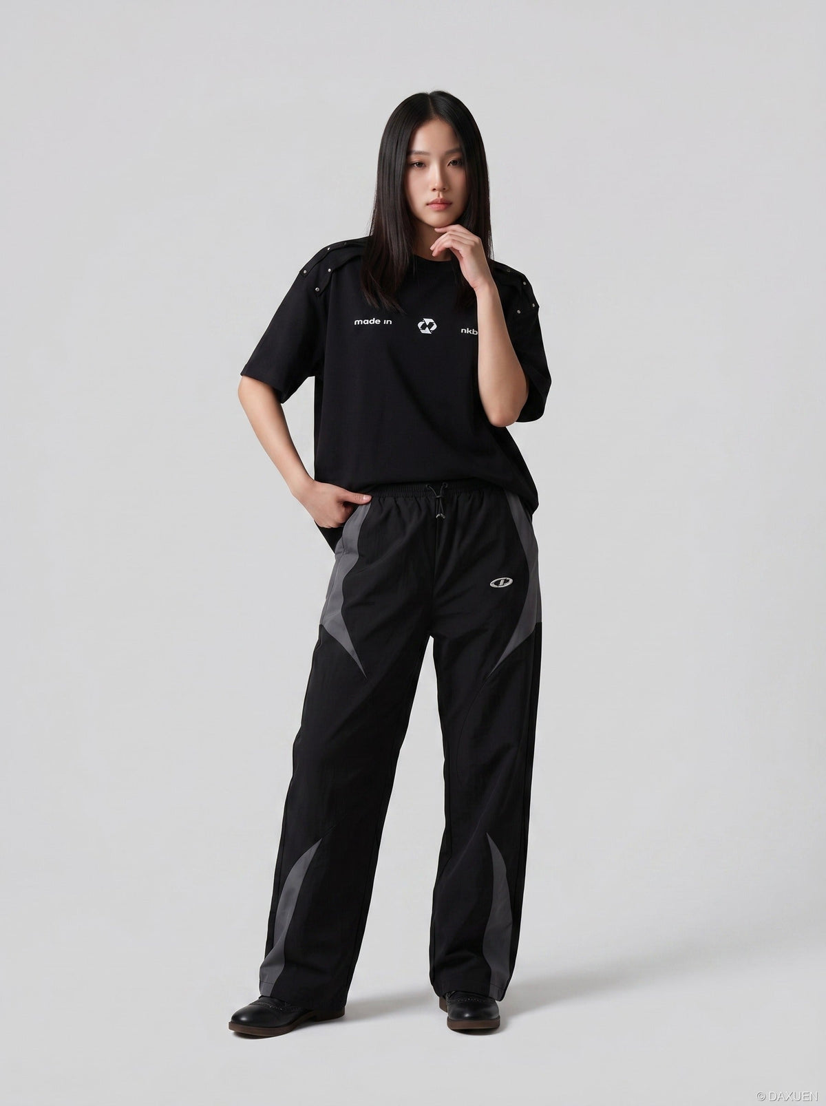 DAXUEN Oversized short-sleeve T-shirt with geometric logo — model photo